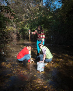 Alison Cawood (r) of the Smithsonian Environ-mental Research Center and two student partici-pants in the Anacostia Community Museum’s Citizen Scientist Program/Urban Ecology Engagement Initiative conduct water tests in Watt’s Creek, one of the Anacostia River’s 15 tributaries. The project is part of the museum’s ongoing long range urban waterways initiative. Photo: Susana Raab/Anacostia Community Museum/Smithsonian Institution 